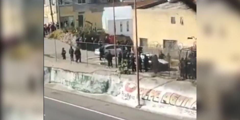 En las calles de Ecatepec de Morelos se desata persecución y balacera por camioneta Ford Lobo robada; hay un policía muerto y otro herido