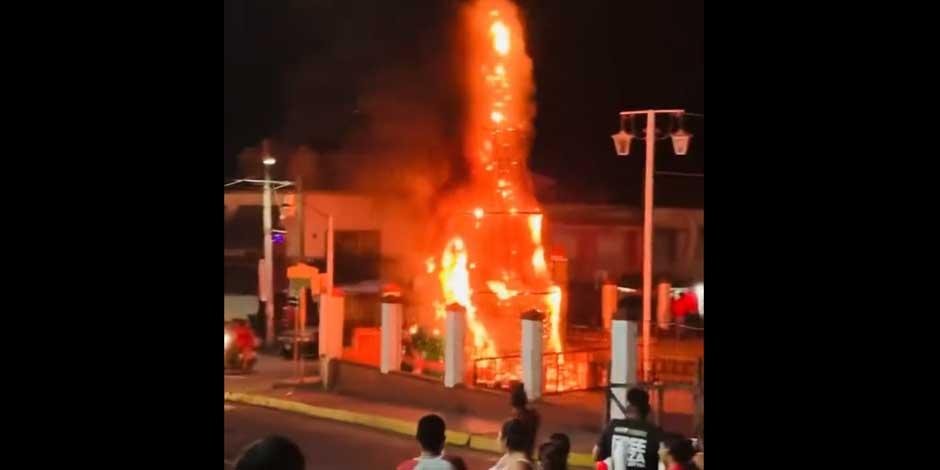 El árbol navideño instalado en el atrio de la iglesia de Pinotepa Nacional en la Costa de Oaxaca se incendió