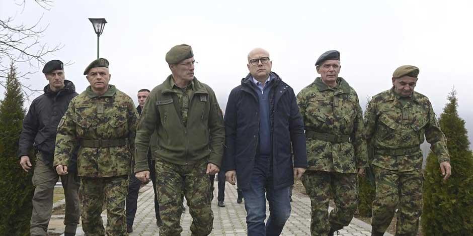 El ministro de Defensa de Serbia, Milos Vucevic, al centro, habla con Milan Mojsilovic, jefe del Estado Mayor del Ejército serbio, al centro a la izquierda, el 26 de diciembre de 2022, en el cuartel del ejército en Raska, en el sur de Serbia