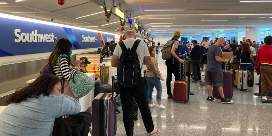 Un grupo de viajeros espera por su equipaje tras tener vuelos cancelados en Southwest Airlines en el Aeropuerto de Los Ángeles el 26 de diciembre de 2022