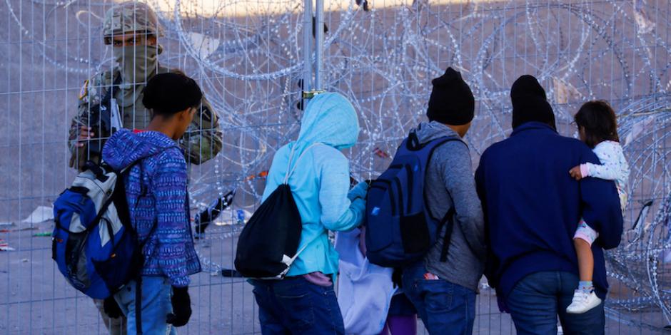 Guardia Nacional de EU colocó alambre de púas para impedir tránsito de migrantes en El Paso.