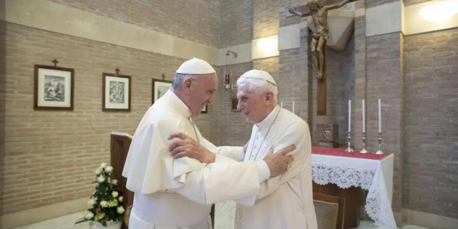 En la imagen, de izquierda a derecha: el Papa Francisco junto al expontífice Benedicto XVI.