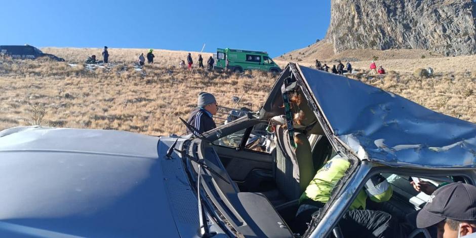 Cerca del Nevado de Toluca, Estado de México, una camioneta con turistas se volcó, lo que provocó que 15 personas resultaran heridas