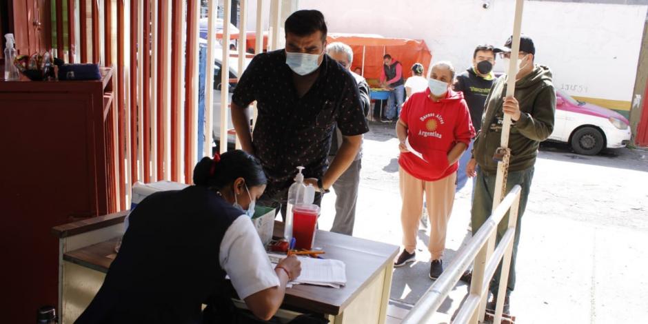 Los módulos lucieron con poca gente ayer, como éste, del Centro de Salud “2 de Octubre, en Iztacalco.
