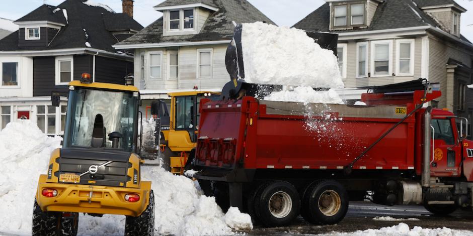 Empleados estatales continúan con el retiro de nieve en las calles afectadas gracias a que hubo mejores condiciones climáticas, ayer.