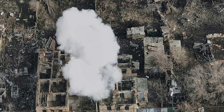 Una nube de humo se levanta tras los ataques rusos en las afueras de Bakhmut, Ucrania, el martes 27 de diciembre de 2022