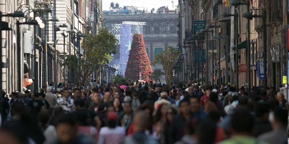 Miles de transeúntes recorren la calle peatonal Francisco I. Madero en vísperas de Nochebuena. Ya se por visita turística, o bien, en busca de los regalos de último momento.