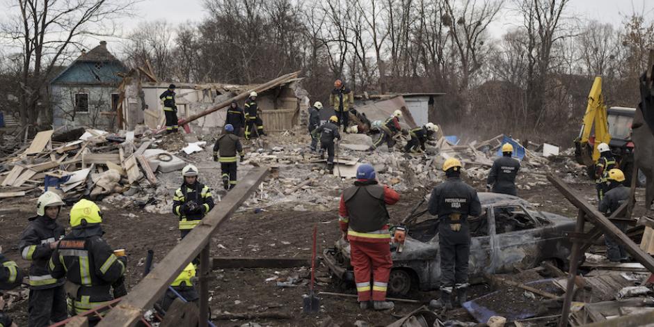 Personal de emergencia retira escombros de una vivienda destruida en la capital, ayer.