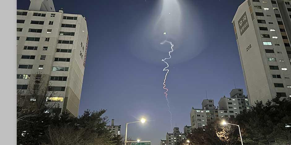 Una estela de luz es vista en Goyang, Corea del Sur, el viernes 30 de diciembre de 2022