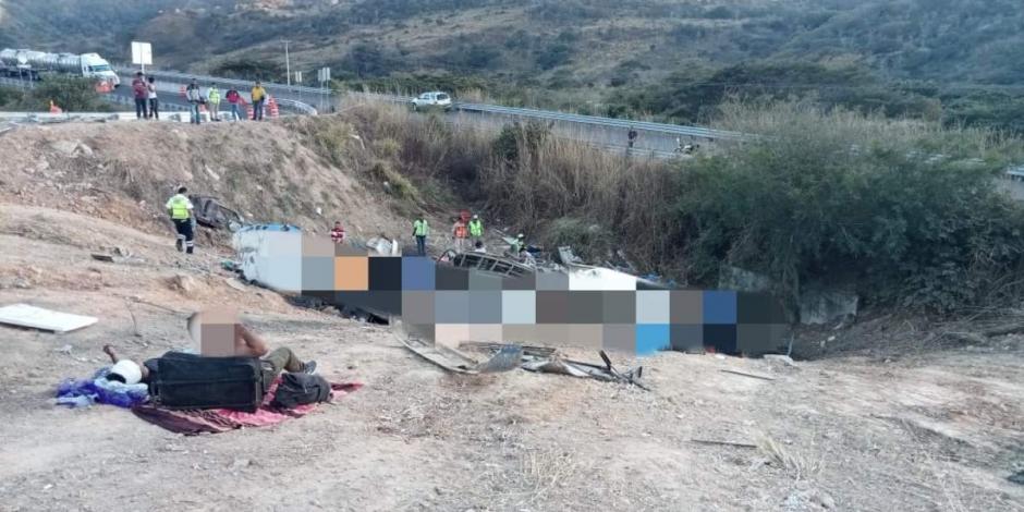 Sube a 15 el número de muertos tras volcadura de autobús en autopista Jala-Compostela.