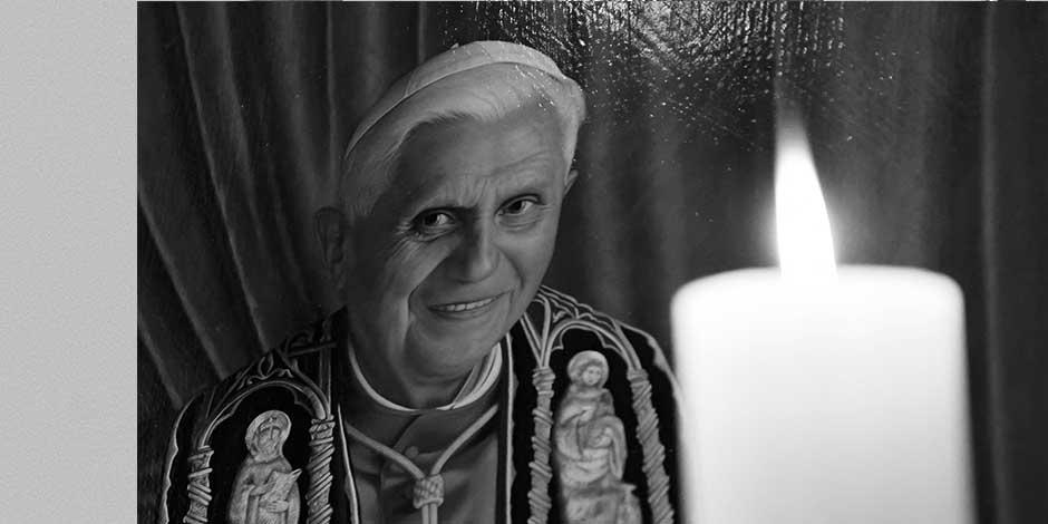 La gente llora la muerte del ex Papa Benedicto XVI en Roma