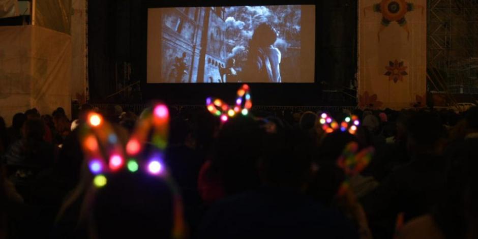 Miles de capitalinos disfrutaron por más de dos horas la proyección gratuita de "Pinocho", la más reciente película de Guillermo del Toro
