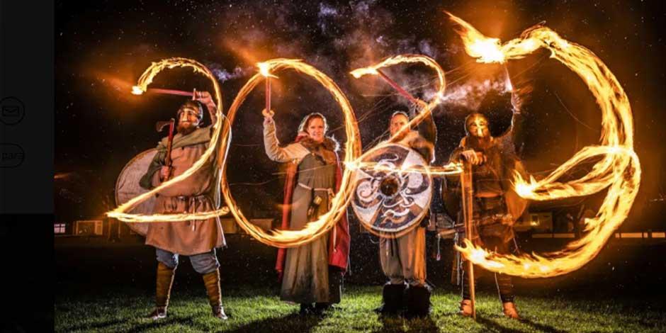 Los recreadores vikingos usan antorchas encendidas para escribir 2023 en el Festival del Fuego de Flamborough, un desfile temático vikingo en ayuda de organizaciones benéficas y grupos comunitarios locales, que se llevó a cabo en la víspera de Año Nuevo en Flamborough, cerca de Bridlington, Inglaterra, el sábado 31 de diciembre de 2022