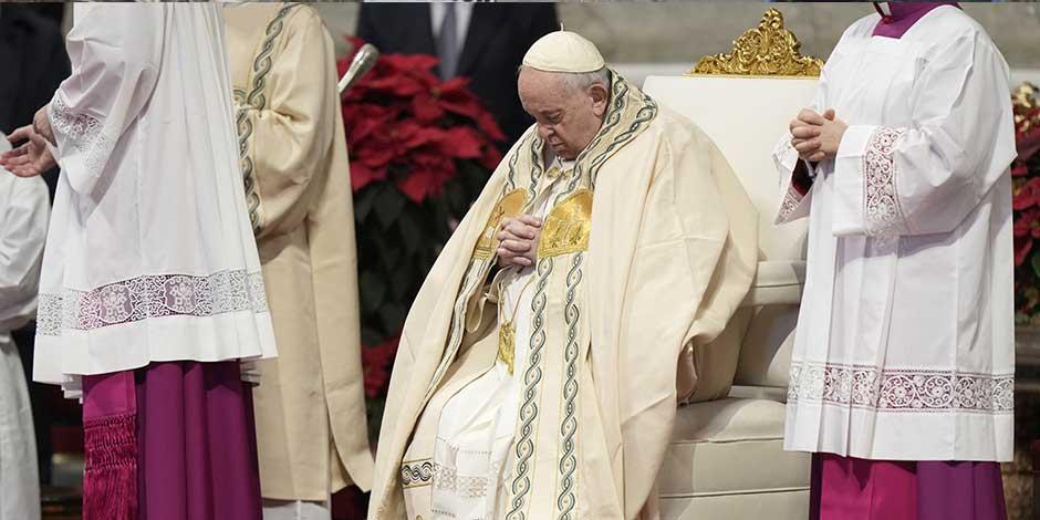 El papa Francisco asiste a la misa de Año Nuevo el 1 de enero de 2023, en la basílica de San Pedro, en el Vaticano