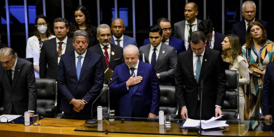 Luiz Inácio Lula da Silva (centro) jura como presidente de Brasil.