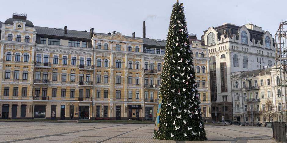 Un árbol de Navidad se yergue solitario en la plaza Santa Sofía, usualmente llena de gente en tiempos de paz, en la víspera de Año Nuevo el sábado 31 de diciembre de 2022, en Kiev, Ucrania. (AP Foto/Efrem Lukatsky)