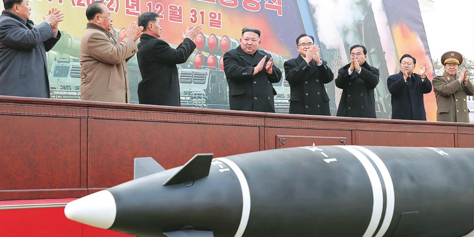El líder norcoreano, Kim Jong-un, durante una ceremonia para mostrar su armamento, ayer.