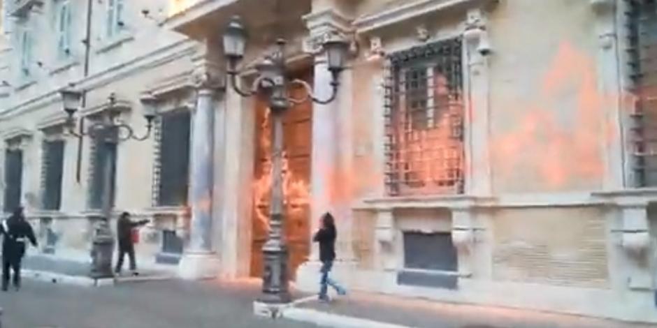 Este lunes 2 de enero un grupo de activistas roció con pintura rosa la fachada del Senado Italiano