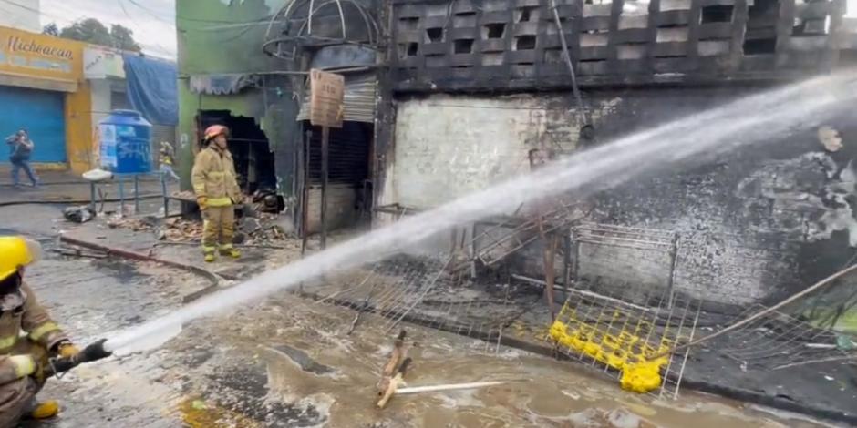 Bomberos trabajan en consumir el incendió que acabó con más de la mitad de un mercado en el municipio de Cuautla, Morelos