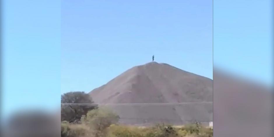 Captan a supuesto gigante caminando en la cima de un cerro de Jalisco