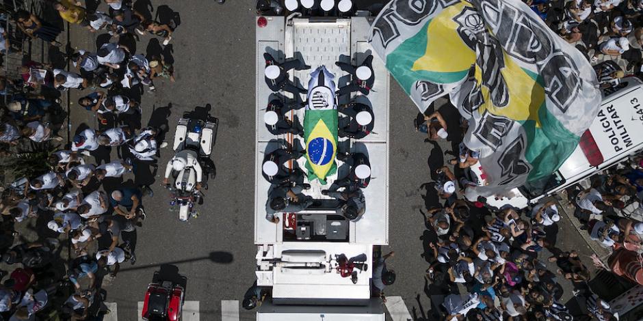 La carroza del brasileño pasó por las principales calles, ayer.