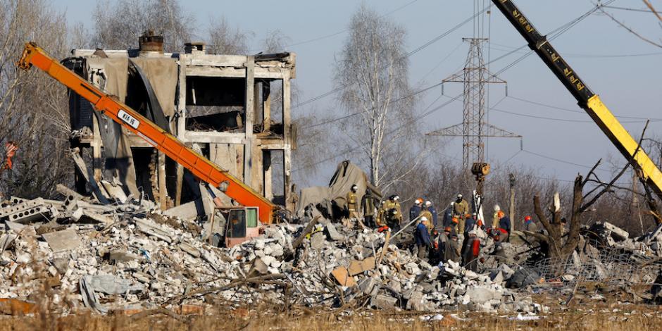 Tropas locales muestran el daño en el Donbás, ayer, tras matar a más de 80 rivales.