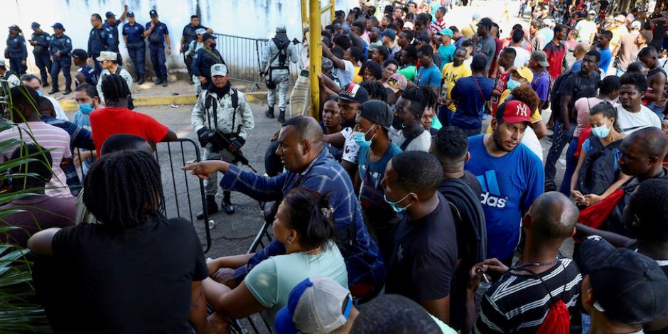 Migrantes saturan, ayer, instalaciones de la Comar en Tapachula.