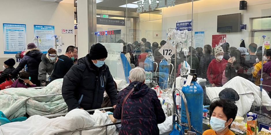Pacientes con Covid colapsan hospital en Shanghái, ayer.