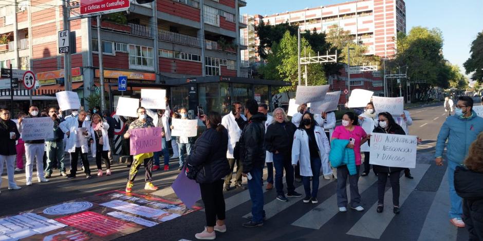 Médicos protestan por falta de materiales en Av. Félix Cuevas.