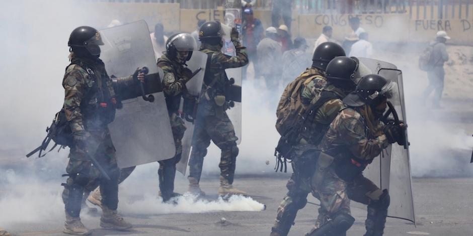 Policías tratan de contener las protestas entre ataques y gas lacrimógeno en Arequipa, ayer.