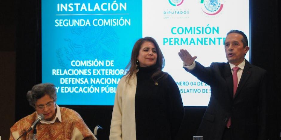 Carlos Joaquín (der.), previo a comparecer ante la Comisión de Relaciones Exteriores, ayer.