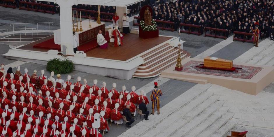 El Papa Francisco asiste al funeral del ex Papa Benedicto, en la Plaza de San Pedro en el Vaticano.