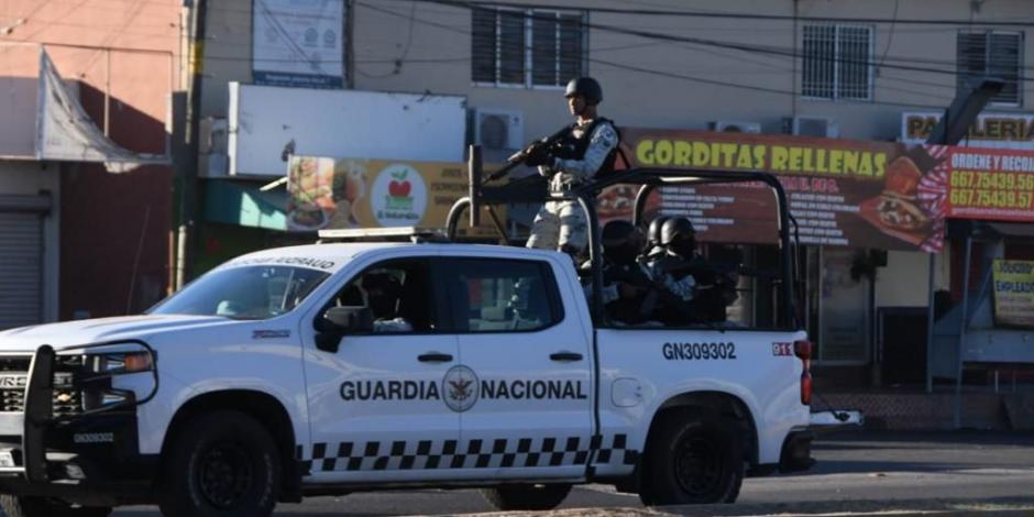 Una unidad de la GN patrulla una calle con comercios cerrados en Culiacán, ayer.