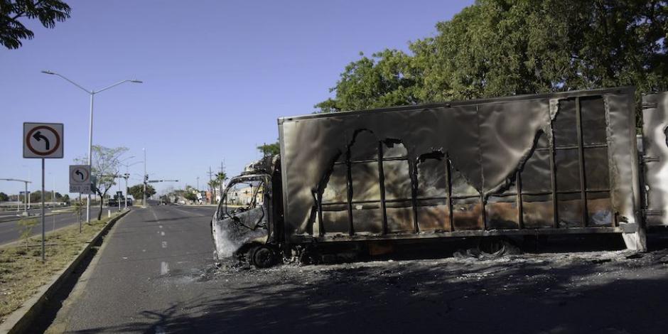 Los vehículos quemados se usaron para bloquear vialidades, ayer.