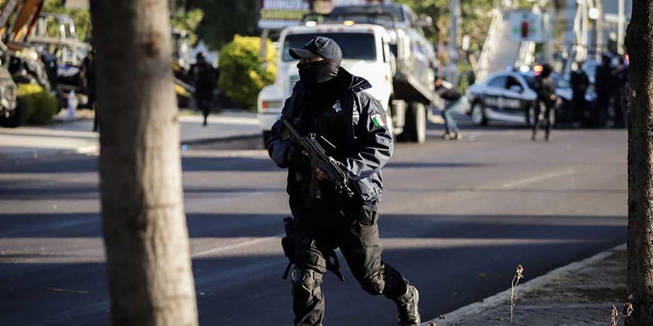Autoridades aseguraron y retiraron vehículos que fueron utilizados para los narcobloqueos tras la detención de Ovidio Guzmán en Culiacán, Sinaloa
