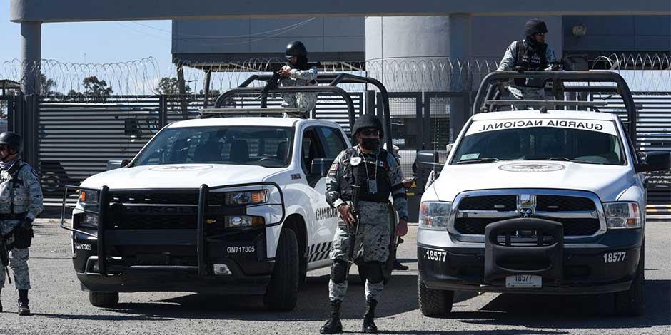 En la imagen, el operativo de seguridad por parte de elementos de la Guardia Nacional y el Ejército Mexicano en las inmediaciones de Centro Federal de Readaptación Social 1, “El Altiplano”, donde fue ingresado Ovidio Guzán el 5 de enero de 2022