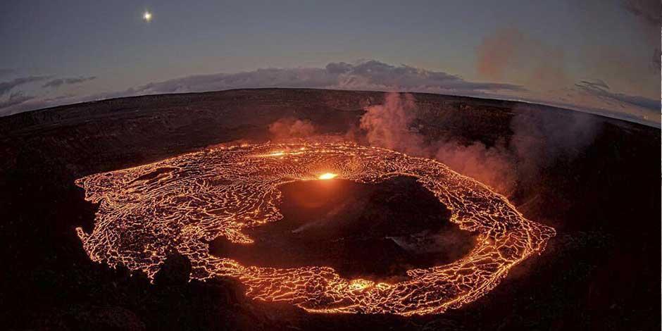 Esta imagen, tomada de una webcam del Centro Geológico de Estados Unidos, muestra la erupción del volcán Kilauea desde el anillo occidental de su caldera en la cima, el 5 de enero de 2023. ( Centro Geológico de Estados Unidos vía AP)