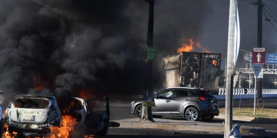 Vehículos incendiados tras la captura de Ovidio Guzmán, en Sinaloa.