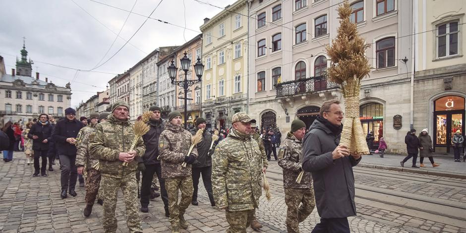 Soldados y ciudadanos participaron en la celebración de la Navidad ortodoxa, ayer, en Lviv.