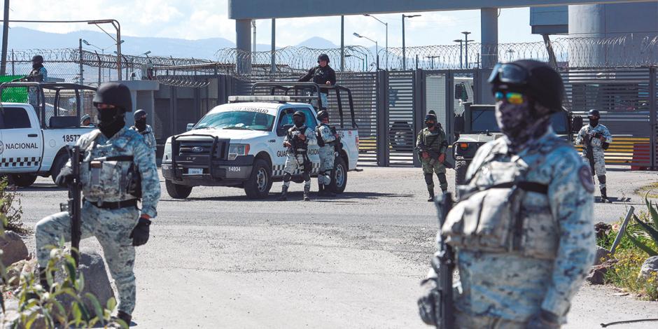 Elementos  del Ejército y la Sedena mantienen un fuerte blindaje  al exterior del penal de El Altiplano,  donde está  recluido El Ratón.