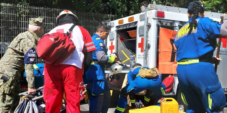 Elementos de la Cruz Roja ayudan a atender a los heridos del choque de la Línea 3 del Metro de la Ciudad de México