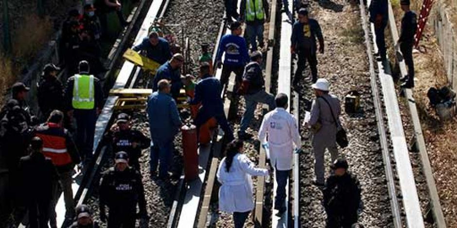 Continúan los trabajos de peritaje por personal de la Fiscalía General de Justicia de la capital en las vías del metro La Raza de la Línea 3 con apoyo de personal de Protección Civil y trabajadores del STC Metro.