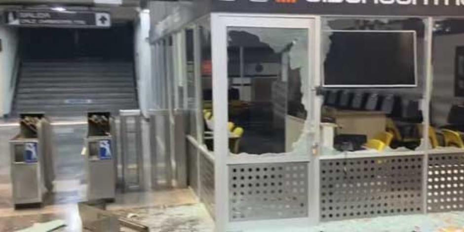Reportan actos vandálicos en Metro Chabacano, en protesta por choque de trenes en L3