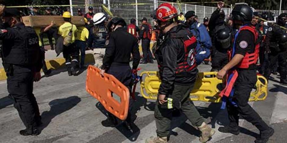 Servicios de emergencia se movilizaron para atender a las personas heridas del choque de trenes del Metro ocurrido entre las estaciones Potrero y La Raza.