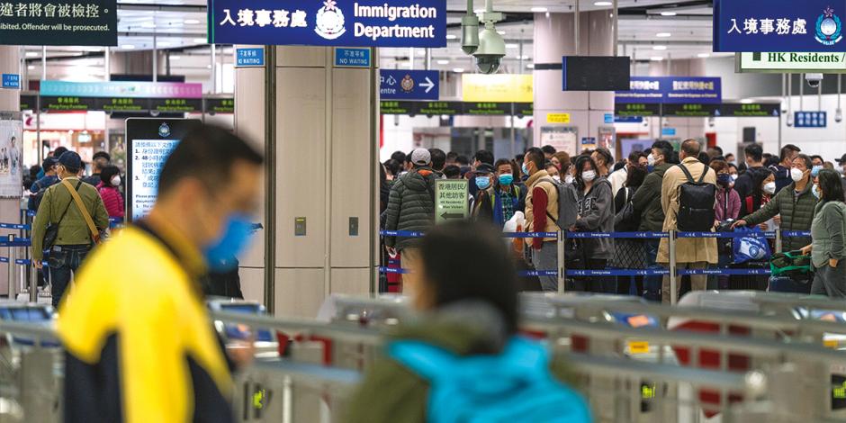Enormes filas de pasajeros se observan, de nuevo, en aeropuertos del país, como en Hong Kong, ayer.