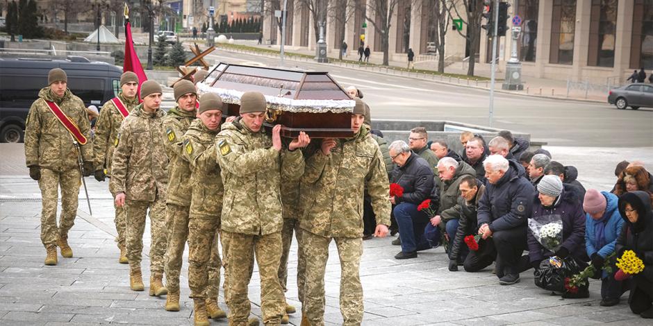 Defensores en Donetsk rinden tributo a uno de sus combatientes muerto en batalla en Donbás.