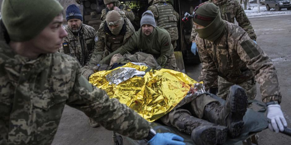 Militares ucranianos trasladan a un compañero herido en combate, ayer, en Donetsk.