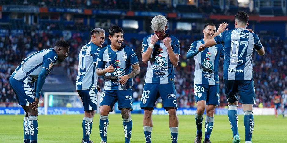 Jugadores de Pachuca celebran uno de sus goles ante Puebla en la J1 del Clausura 2023.