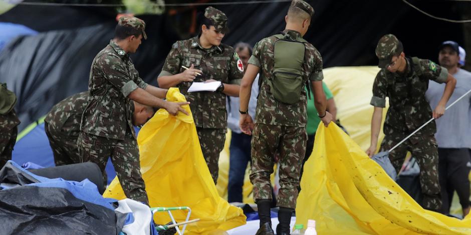Ejército retira los campamentos instalados por bolsonaristas en varios puntos de Brasilia, ayer.