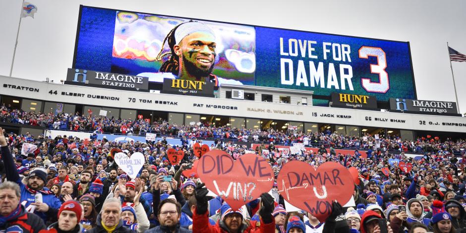 Seguidores de los Bills de Buffalo muestran apoyo a Damar Hamlin, antes del partido del domingo 8 de enero de 2023, ante los Patriots de Nueva Inglaterra